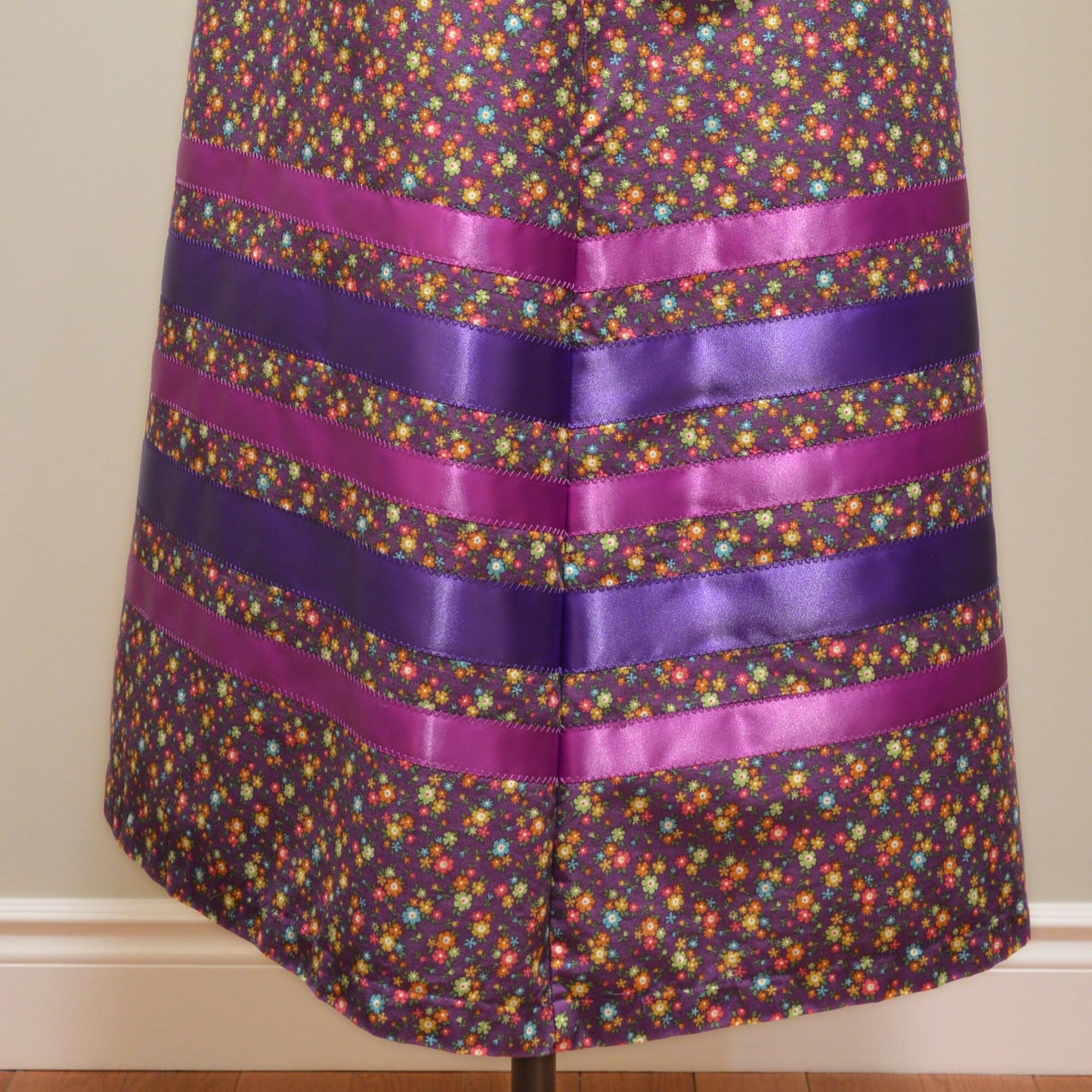 Jupe courte violette à ruban floral