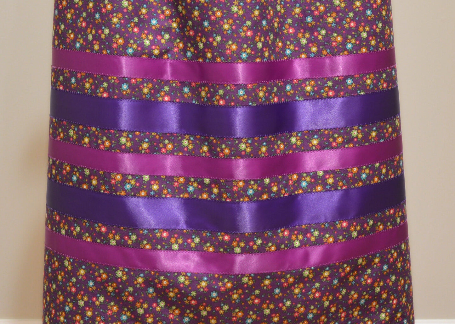 Jupe courte violette à ruban floral