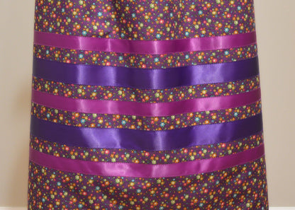 Jupe courte violette à ruban floral