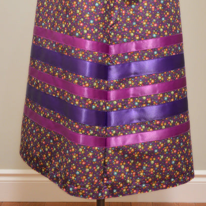 Jupe courte violette à ruban floral