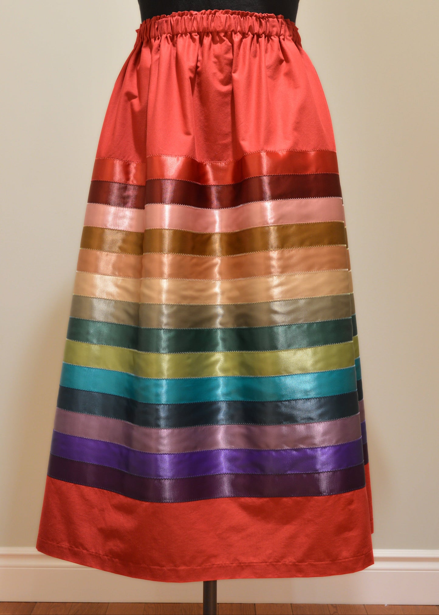 Jupe à rubans rouges multicolores 