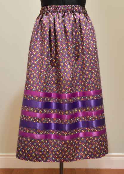 Jupe courte violette à ruban floral